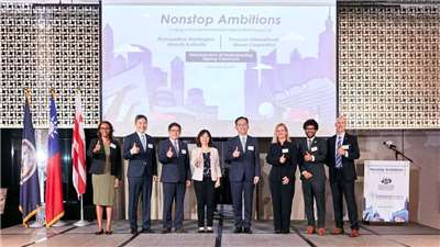 桃園機場與華盛頓機場簽署姊妹機場合作備忘錄。圖左至右為美國在台協會（AIT）商務組組長歐潔（Janée Pierre-Louis）、機場公司總經理范孝倫、機場公司董事長楊偉甫、民航局局長何淑萍、交通部次長林國顯、華盛頓機場管理局執行副總暨財務長Chryssa Westerlund、華盛頓機場管理局副總Paul Bobson、美國在台協會（AIT）商務官柯思遠(Christian Koshil)(圖:桃園國際機場官網)