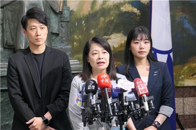 國民黨組發會主委許宇甄(中)會後受訪表示，黨中央在10月5日舉行電視政見說明會，並在六都各辦1場分區說明會。(資料照/趙婉淳 攝)