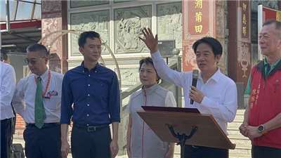 總統賴清德（前右2）21日到竹北市新天宮參香時表示，政府推動減稅，115年5月報稅時，月賺約5萬元者不用繳稅，而高收入者將承擔更多稅收，國家更有能力照顧人民。(圖：中央社)