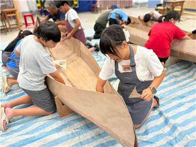 協同建造獨木舟可以幫助小學生們學習互動團結及親海（大沐老師提供）