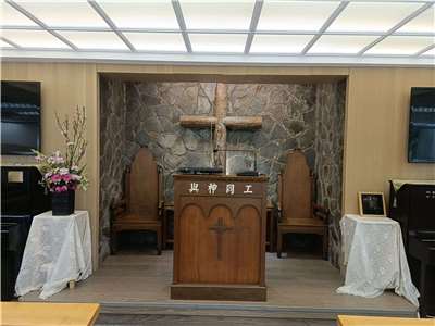 原林義雄宅邸經審定為具轉型正義意涵場址，成間民間自主申請首例。圖為義光教會1樓禮拜堂十字架與講桌。(人權館 提供)