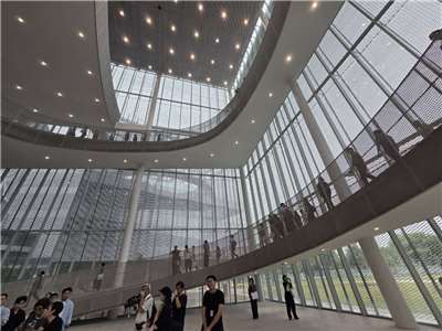 綠美圖的美術館大廳挑高 27 公尺，可容納大型裝置藝術，並以玻璃帷幕引入外部景色，螺旋坡道則讓觀眾能從多角度欣賞作品。(江昭倫 攝)