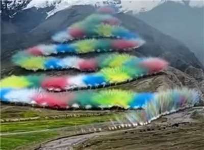 戶外品牌始祖鳥19日聯合爆破藝術家蔡國強在西藏喜馬拉雅山脈點燃名為「升龍」的大型煙火秀，引發與論痛批製造污染、破壞環境。(圖擷自YouTube)