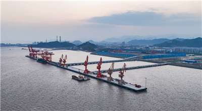 中國正在浙江溫州的樂清灣區擴大興建碼頭，並設有海軍基地，可供多艘艦艇停泊，被認為有助作為攻擊台灣基地。圖為樂清灣港區正在興建的新建碼頭。(微博)
