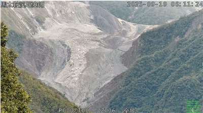 花蓮馬太鞍溪堰塞湖溢流，原安裝在湖體水位計也滅失。圖為19日光復林道21.5K即時影像監視畫面。(林保署提供)