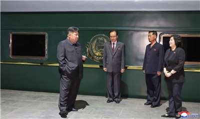 北韓領導人金正恩(Kim Jong Un)(左)2日搭乘他的招牌綠色專列到中國訪問。