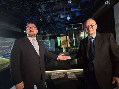 捷克國家博物館總館長盧卡其（Michal Lukeš）(左)故宮院長蕭宗煌(右)長達20年的友誼，是促成「故宮文物百選及其故事」特展在捷克登場的幕後重要原因之一。(江昭倫 攝)