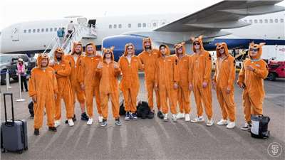 美國職棒大聯盟巨人隊「菜鳥日」17日登場，台灣旅美投手鄧愷威（左4）、韓國球星李政厚（右5）等新秀球員一同穿上美國卡通角色「史酷比」服裝亮相。（巨人隊X平台）