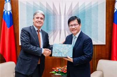 外交部長林佳龍接見荷蘭在台辦事處新任代表浦樂施（Bas Pulles）。（FB）