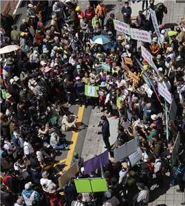 台派聯盟等民間團體2024年3月因亞亞等中配案曾舉行「反對洗人口修法」記者會，呼籲中配入籍條件應比照外配，此後藍白擬提案縮短中配入籍問題亦持續引發關注。資料照片(中央社)