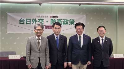 台日執政黨「2+2會談」今天(3日)在台北登場，對談並首度擴大為「4+4政策協議」，與會的民進黨立委會後召開記者會，說明會談成果。（劉玉秋攝）