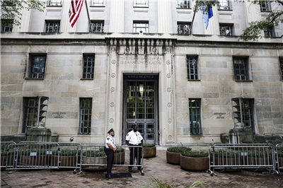 一家在美上市的中國科技公司高層，涉嫌坑殺散戶超過新台幣30億美元。圖為美國司法部外觀。資料照。(美聯社/達志影像)