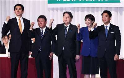 左起前經濟安全保障大臣小林鷹之、自民黨前幹事長茂木敏充、官房長官林芳正、前經濟安全保障大臣高市早苗，以及農林水產大臣小泉進次郎。