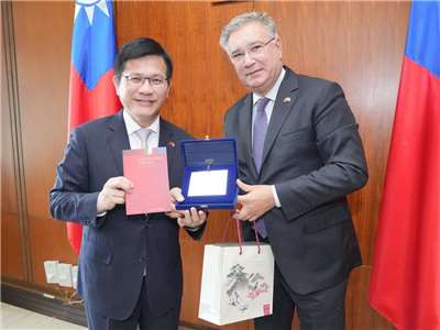 外交部長林佳龍(左)歡迎義大利國會友台協會共同主席帕洛里(Adriano Paroli) (圖取自林佳龍臉書)