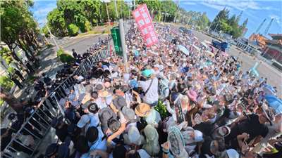 民眾黨日前舉行「司法改革 公民走讀」活動，群眾於中正紀念堂往總統官邸方向與警方對峙。(圖：台灣民眾黨提供)