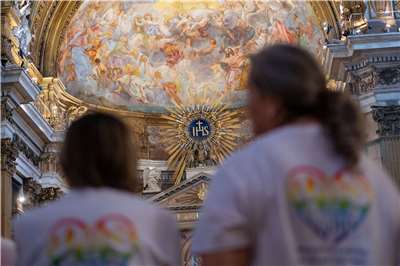 義大利羅馬耶穌教堂為 LGBTQ+ 團體舉行的彌撒中，一名女子身穿印有「DIOS ES AMOR」字樣的 T 卹。(AFP)