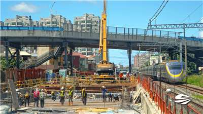 正在進行中的台南鐵路地下化工程。(圖:交通部鐵道局粉專)