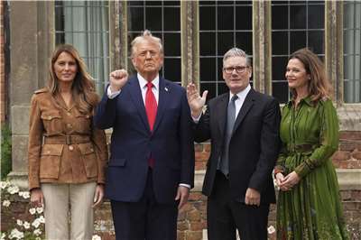 美國總統川普(Donald Trump，左2)18日與英國首相施凱爾(Keir Starmer，右2)舉行雙邊會談。(美聯社/達志影像)