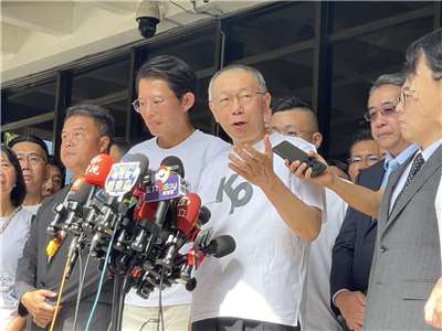 前民眾黨主席柯文哲8日以7千萬元交保後，在台北地檢署前發表簡單談話。(鄭佑漢 攝)