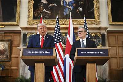 美國總統川普(Donald Trump，左)在訪英行程第二天，與英國首相施凱爾(Keir Starmer，右)於英相官邸契克斯莊園共同舉行記者會。(美聯社/達志影像)