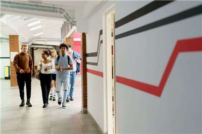 教育部近日修正「外國學生來台就學辦法」，有條件放寬外國學生來台就學的申請次數限制，並放寬外國學生來台就學期間，依國籍法規定申請歸化取得中華民國國籍者，可不予退學。(示意圖／Pexels圖庫)