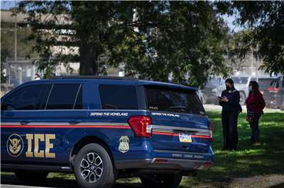 美國政府8日在芝加哥展開新的移民執法行動。圖為美國移民和海關執法局(ICE)車輛。