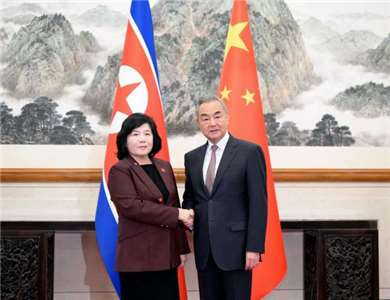 中國外長王毅(右)與北韓外長崔善姬(左)舉行會談。(圖：中國外交部)