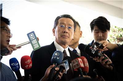 國防部長顧立雄30日受訪表示，目前國造潛艦原型艦「海鯤艦」的測試進度落後，要在11月交艦確實有挑戰，但海軍會努力進行，對於成功交艦仍有信心。(楊仁翔 攝)