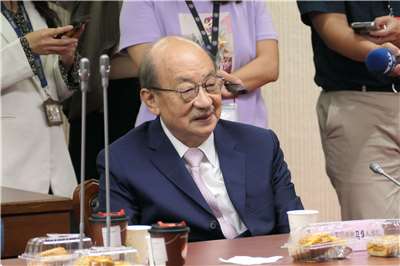 外界關注民進黨團幹部後續佈局，民進黨團總召柯建銘1日表示，黨團會行文給所有成員，開放有意願擔任「六長」者登記。被問到9月開議後，是否續任總召？柯建銘說，他的任期到明年2月1日。(趙婉淳 攝)