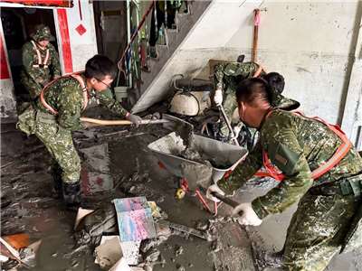 陸軍司令部28日表示，希望以最短時間、最高效率完成災後復原，展現陸軍守護民眾的決心與行動力 (陸軍司令部提供)