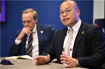 黎智英之子黎祟恩(右)8日在法新社華府辦公室與記者會面。