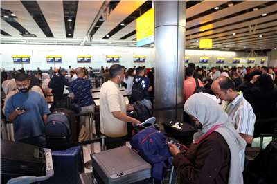 歐洲多國機場自動報到系統癱瘓，圖為倫敦希斯羅機場大排長龍。