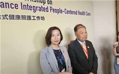 衛福部次長林靜儀(左)2日出席「APEC建構以人為中心的整合式健康照護工作坊」。(劉品希 攝)