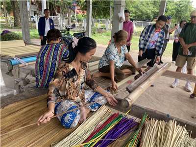 黎逸當地居民利用農閒時間，製作精美的藺草手工藝品。（黃凡甄攝）