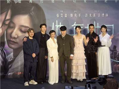 奇幻愛情電影《他年她日》29日晚間在台北舉行盛大首映會。左起導演龔兆平、許光漢、張艾嘉、林俊傑、袁澧林、陳澤耀、韓佩瑤。(江昭倫 攝)