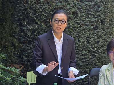 巴黎文化中心主任胡晴舫即將卸任，趁著文化部長李遠來巴黎視察，簡報過去四年來在推動台灣文化站上國際舞台做了哪些事情，也透露面臨來自中國打壓。(江昭倫 攝)