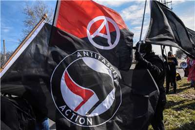 「Antifa」是「anti-fascist」的簡稱，用來形容具有極左派傾向的激進團體。(路透社/達志影像)