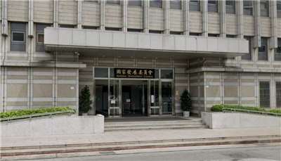 「外國專業人才延攬及僱用法」修正草案已於8月29日經立法院三讀通過，國發會今天(10日)表示，相關子法及配套約30項待修正，力拚2026年第一季上路。圖為國發會大樓外觀。（Google Map）