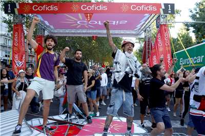 環西自由車賽(Vuelta a Espana)14日原定在馬德里進行最後一站，卻因大批親巴勒斯坦示威人士湧上賽道而被迫取消。