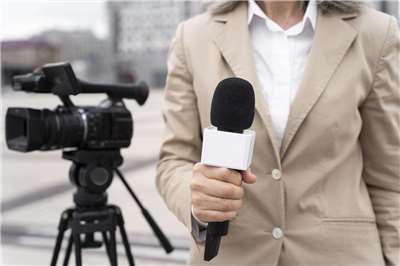 印尼新聞委員會表示，總統府應解釋理由、恢復這名記者的採訪資格，並呼籲保護新聞自由。記者示意圖。(Freepik圖庫)