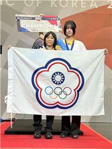 台灣好手蔡詠恩、楊奕晴26日在WDF世界盃飛鏢錦標賽U18女雙青少年賽事接連過關斬將，拿下台灣史上首面金牌。(翻攝中華民國競技飛鏢總會 CTDF臉書)