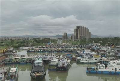 隨著颱風樺加沙逼近，廣東省當局要求「全面進入臨戰狀態」，深圳當局提醒民眾準備至少3天應急物資，並計劃轉移約40萬人。(圖：廣東海事局)