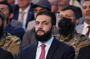 敘利亞臨時總統夏拉(Ahmed al-Sharaa)(前中)。(路透社/達志影像)