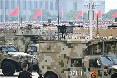 中國領導人習近平多年來致力推動軍民融合，根據美國喬治城大學一份調查顯示，軍民融合讓中國在AI應用於軍事科技上的推動比美國更具優勢，也見到成效。圖為中國解放軍在93大閱兵上展示搭載無人機的戰車。(AFP)