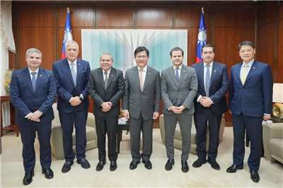 外交部長林佳龍（中）與哥倫比亞參議員培瑞茲（José Luis Pérez，左三）及訪團成員合影。(外交部提供)