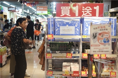 圖為民眾在超市購物。資料照。