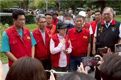 蕭副總統澄清說，她到地方勘災，都以救人優先、災民優先為原則，避免行程干擾到救災，「沒有要求災民迴避或移地」。(FB@Bikhim)