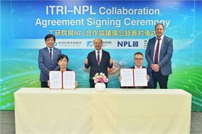 工研院11日與英國國家物理實驗室（NPL）宣布簽署合作協議。前排左起為簽約人工研院量測中心執行長藍玉屏，及NPL先進製造與材料策略部長Gareth Edwards；後排左起為工研院院長劉文雄、經濟部標準檢驗局副局長賴俊杰及英國國家科技顧問 Dave Smith共同擔任見證人。（圖：工研院官網）