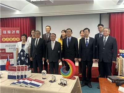 最高檢察署今天(4日)舉行「國安三法逐條評釋」新書發表會，最高檢察署檢察總長邢泰釗(前左4)、行政院政務委員林明昕(前左3)、法務部調查局長陳白立(前左2)等人出席致詞。(趙婉淳 攝)