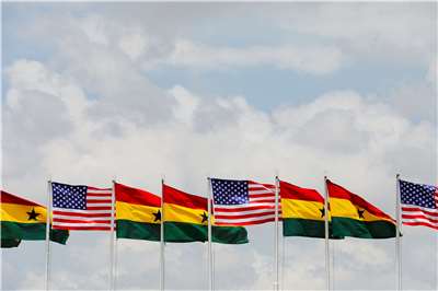 迦納逐漸成為美國總統川普打擊非法移民的遣送第三地。圖為迦納與美國國旗。(路透社/達志影像)